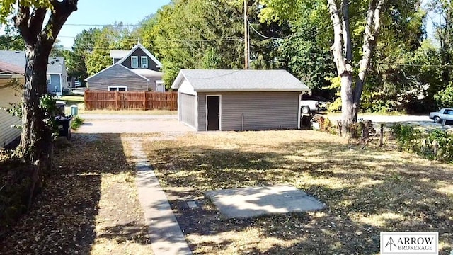 view of yard featuring an outdoor structure