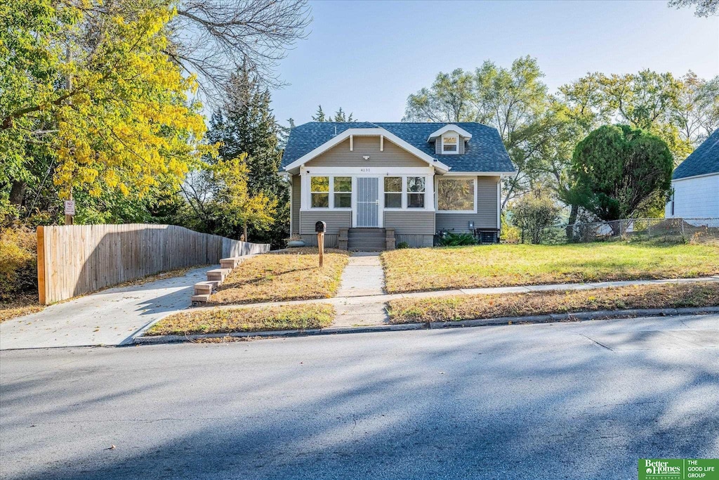 view of front of home featuring a front yard