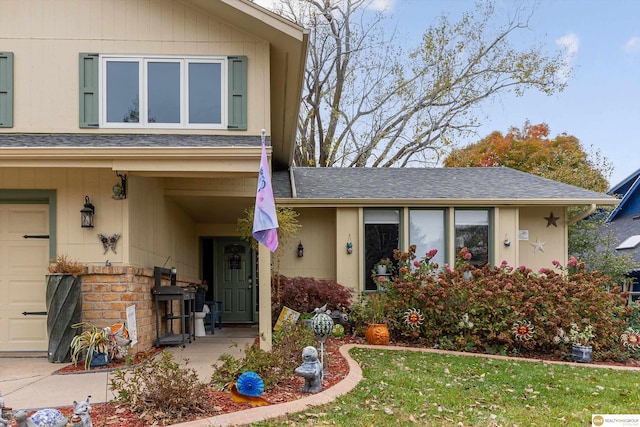 view of front of home with a front lawn