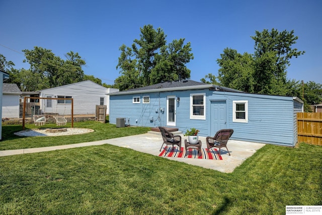 7336 S 71st Ave, Omaha, NE 68128 - back of house with a patio area