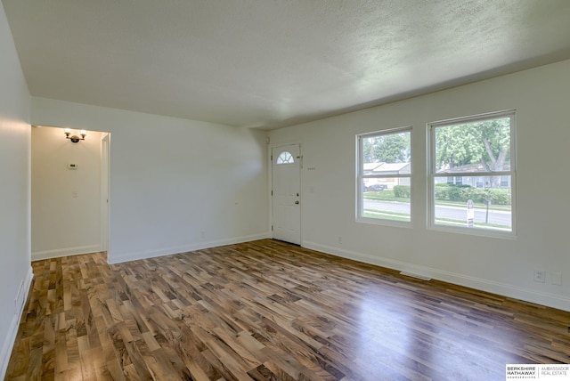 7336 S 71st Ave, Omaha, NE 68128 - foyer entrance featuring wood finished floors and baseboards