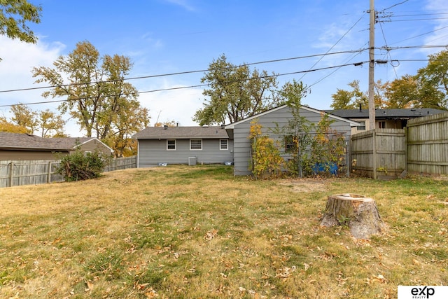 view of yard featuring a fire pit