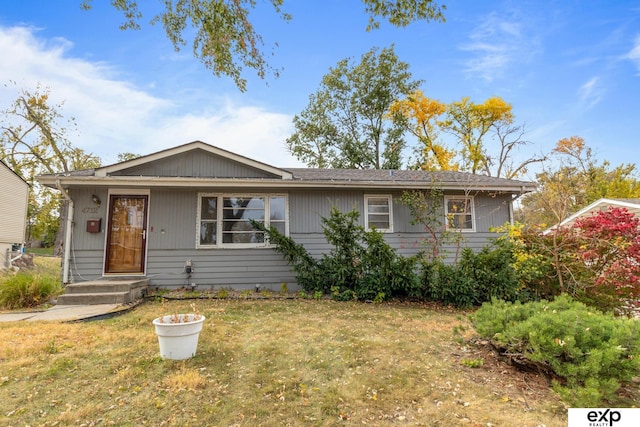 view of front of home featuring a front lawn