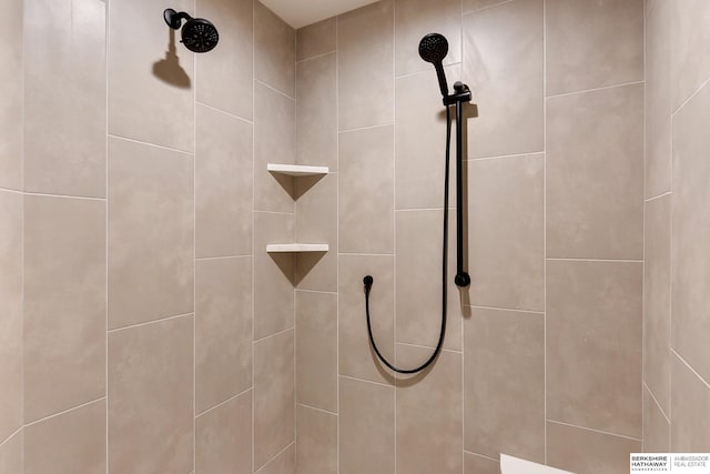 room details featuring a tile shower