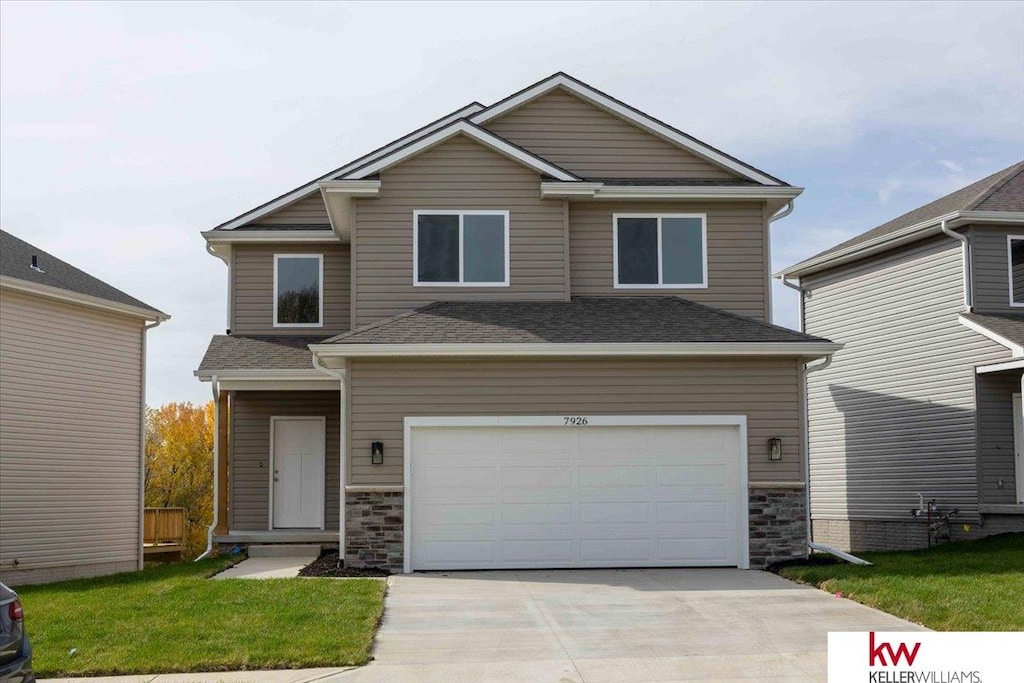 view of front of home featuring a front lawn and a garage