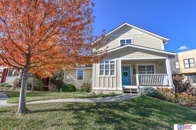 view of front of property featuring a front lawn and a porch