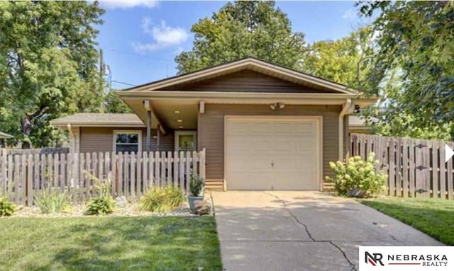 view of front of property featuring a front yard and a garage