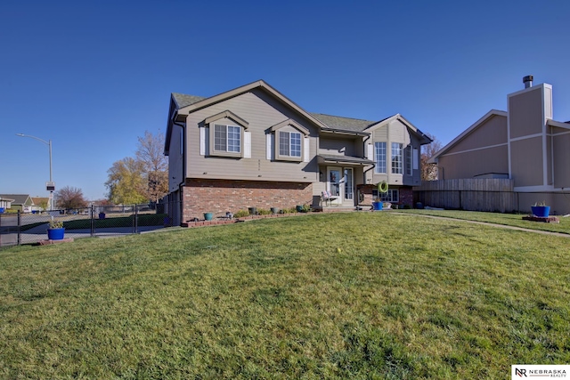 bi-level home featuring a front yard