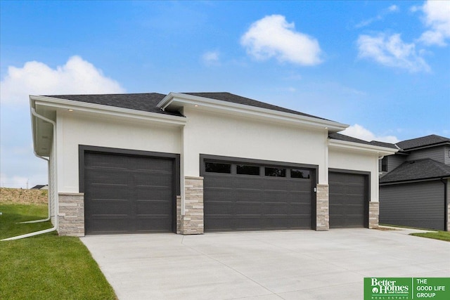 view of front of home featuring a front lawn and a garage