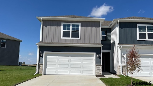 view of front facade featuring a garage and a front yard