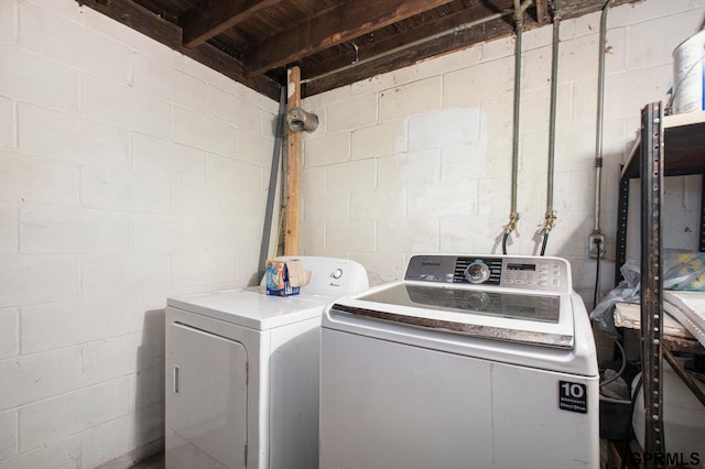 washroom featuring washer and clothes dryer