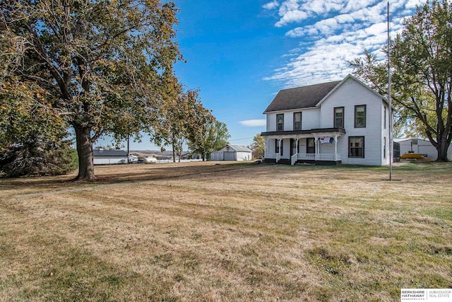 view of front of property featuring a front lawn