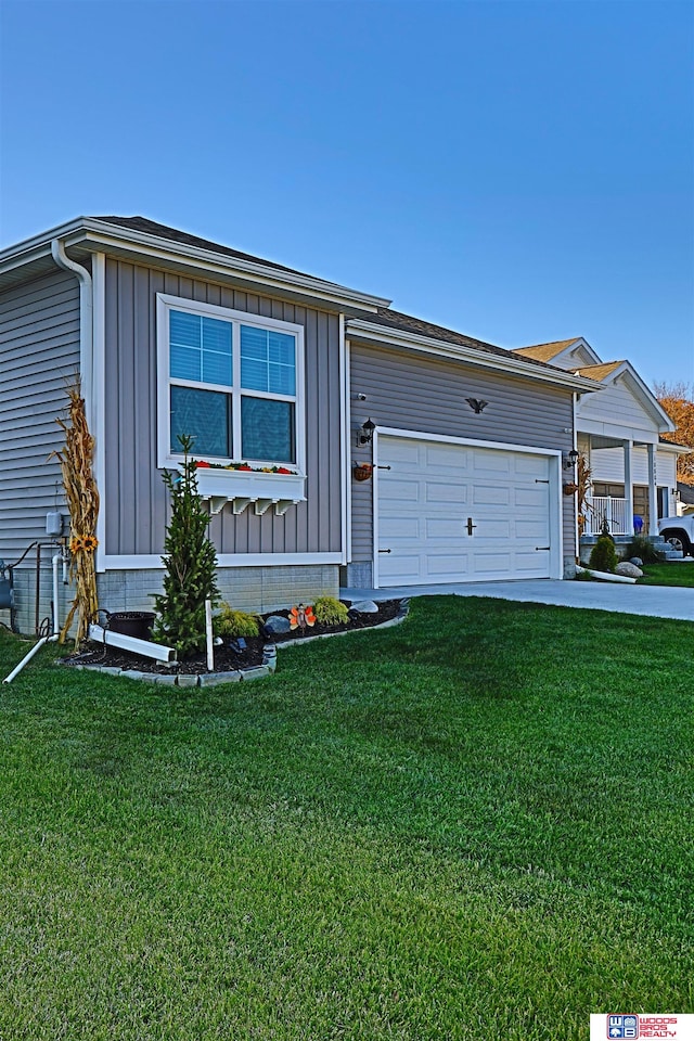 view of front facade featuring a garage and a front yard