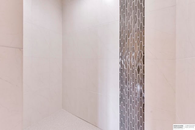 bathroom featuring a tile shower