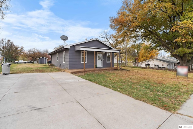 view of front of property featuring a front yard