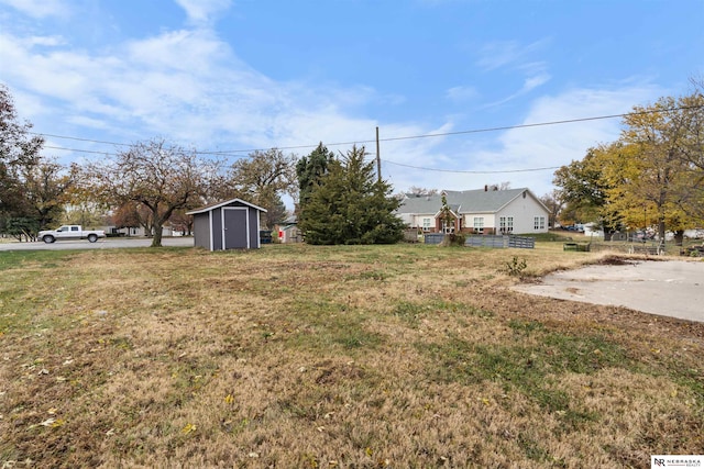 view of yard featuring a storage unit