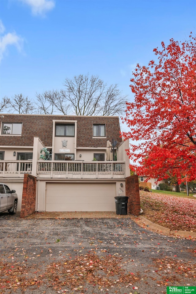 view of front facade with a garage