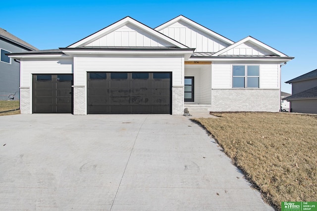 view of front of house featuring a front yard and a garage