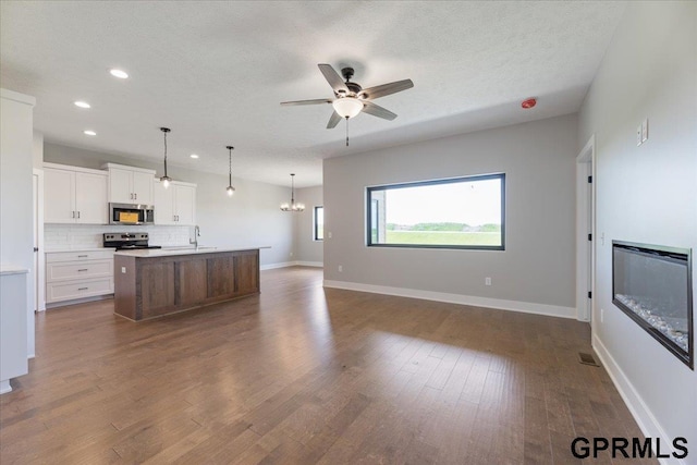 216 St Andrews Loop, Malvern, IA 51551 - kitchen with stainless steel appliances, a sink, recessed lighting, a ceiling fan, and open floor plan