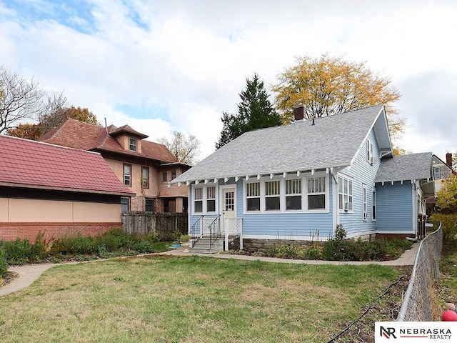 view of front facade featuring a front yard