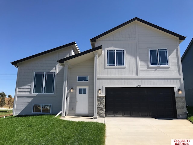 view of front facade featuring a garage and a front yard