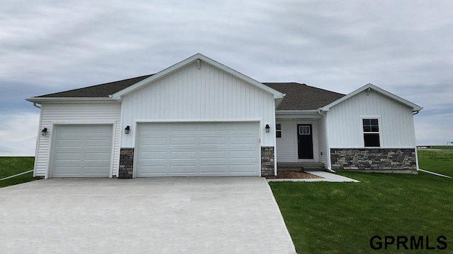 view of front facade featuring a front lawn and a garage