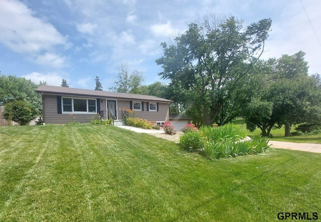 view of front of house featuring a front lawn