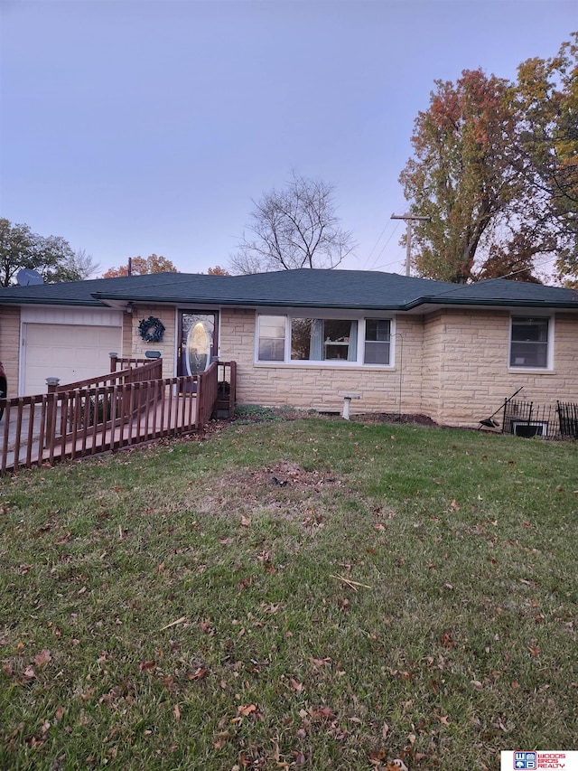 view of front facade featuring a front yard and a garage