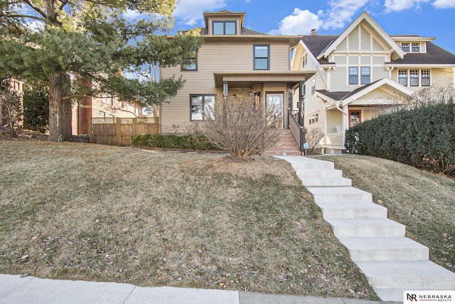 view of front of house featuring a front lawn