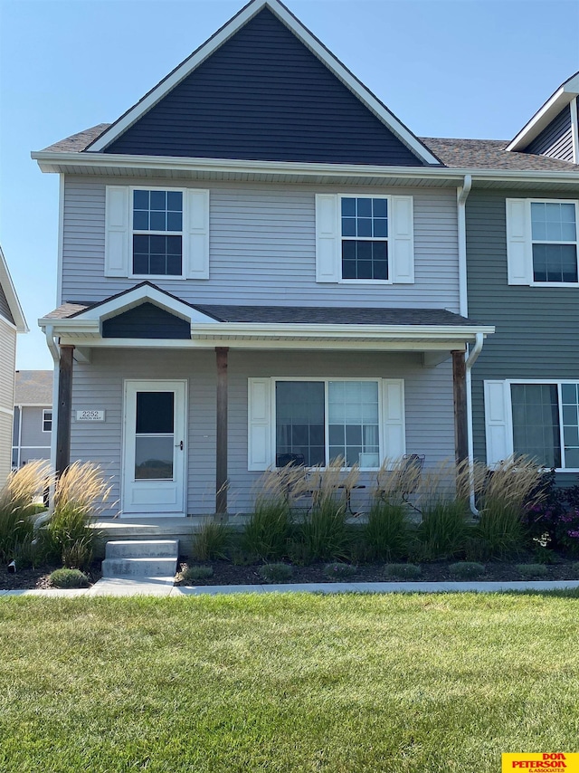 view of front facade featuring a front lawn