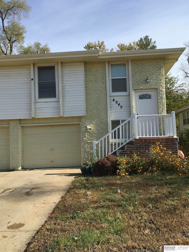 view of front facade featuring a garage