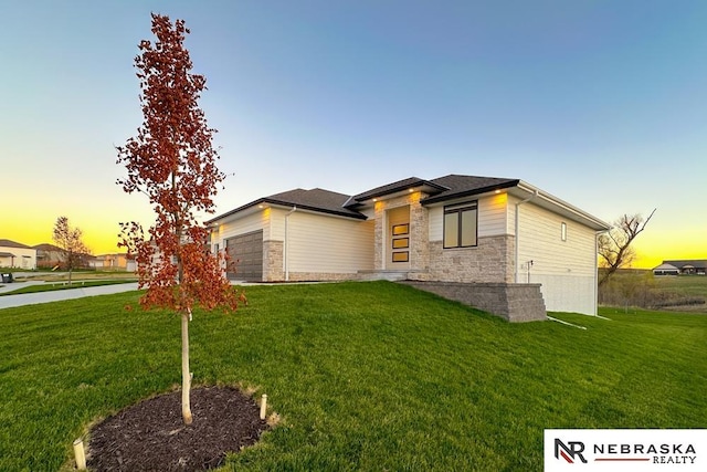 view of front of house featuring a yard and a garage