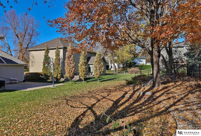 view of yard featuring a patio area