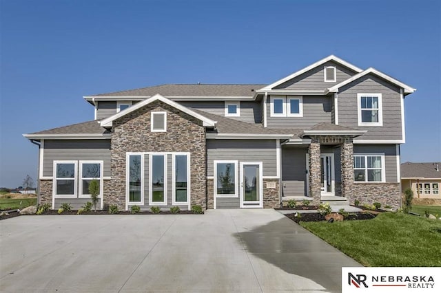 craftsman house with a front yard