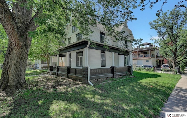 view of front of property featuring a porch and a front lawn