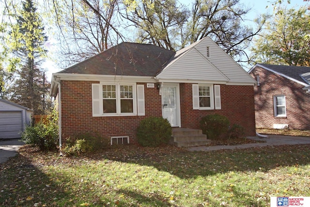 bungalow featuring a front yard