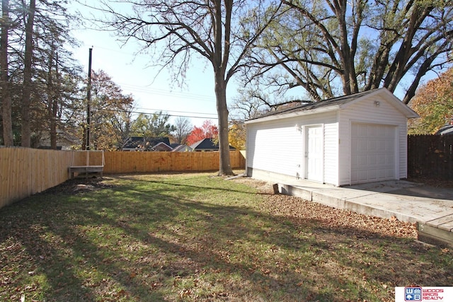 view of yard with an outdoor structure and a garage