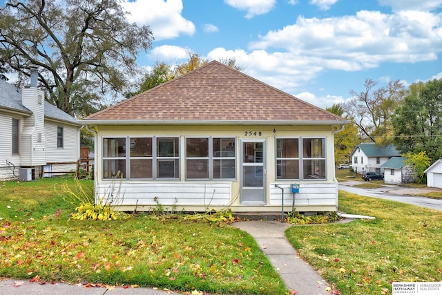 view of front facade with a front lawn