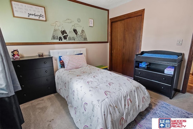 bedroom with carpet flooring and a textured ceiling