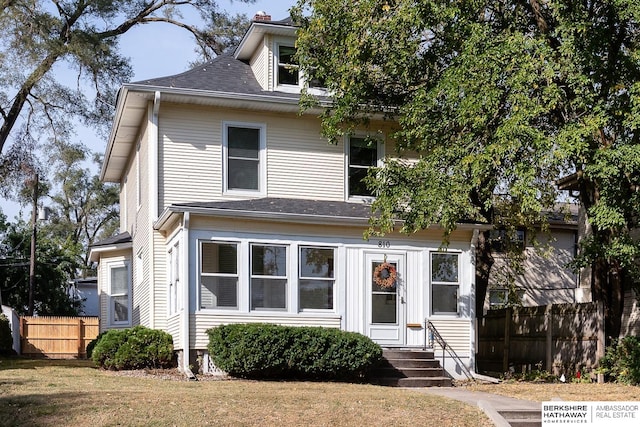 view of front of property with a front yard