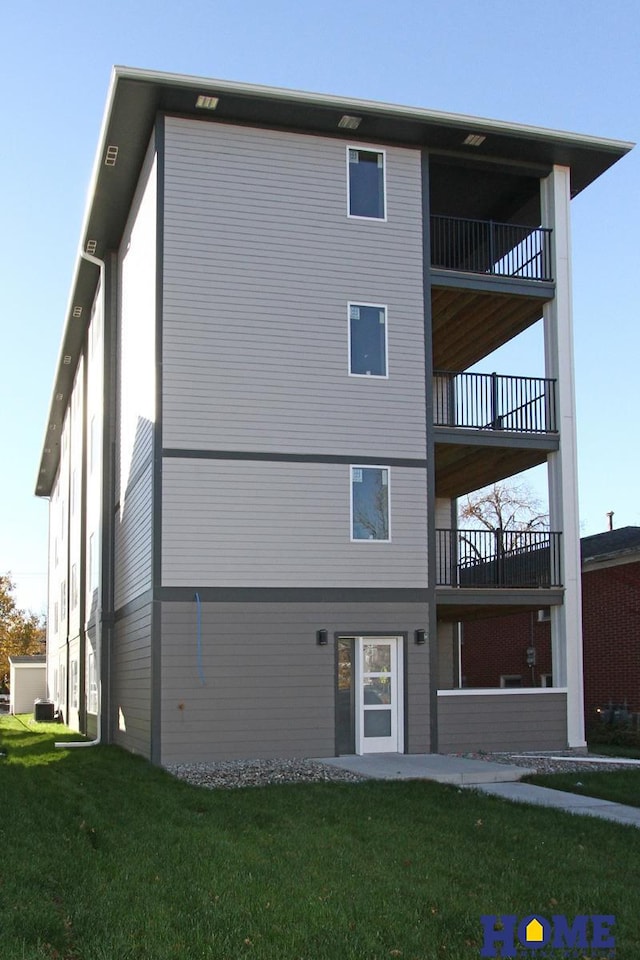 back of house featuring a lawn