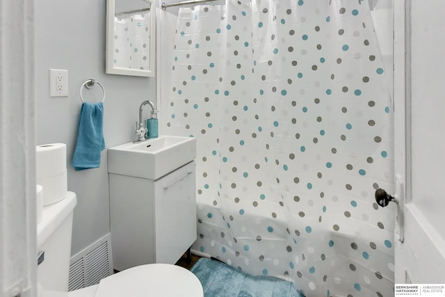 bathroom with a shower with curtain, toilet, and vanity