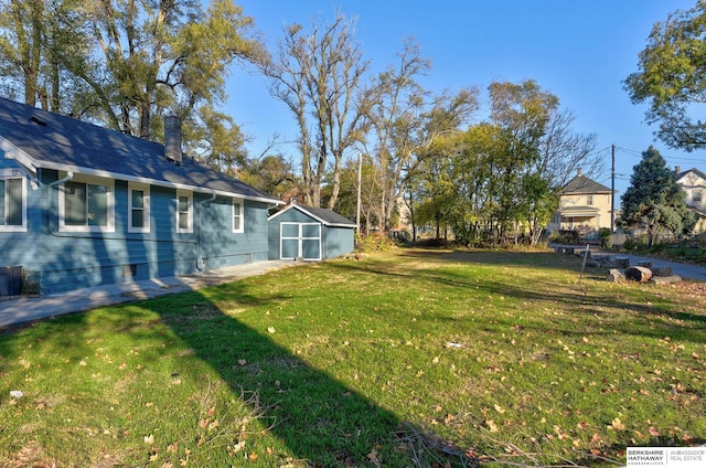 view of yard with a storage shed