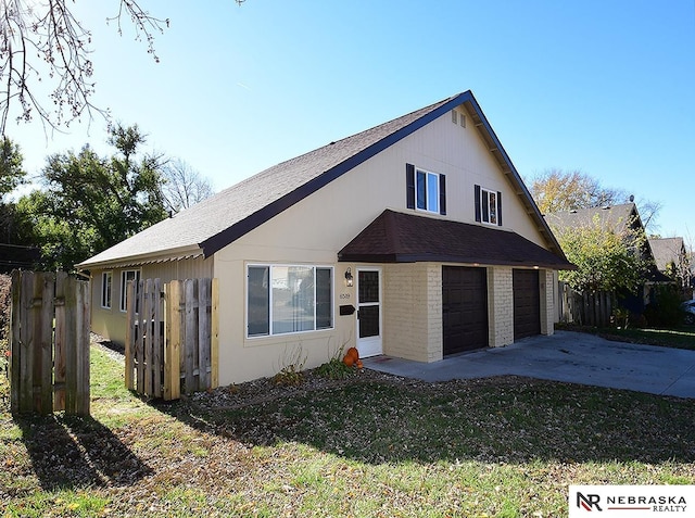 view of front of home featuring a front yard and a garage