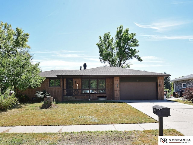 view of front of house featuring a garage and a front yard