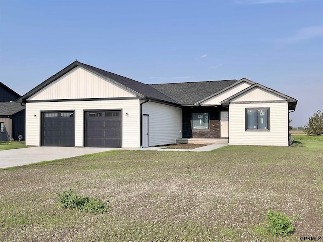 view of front of property featuring a front yard and a garage