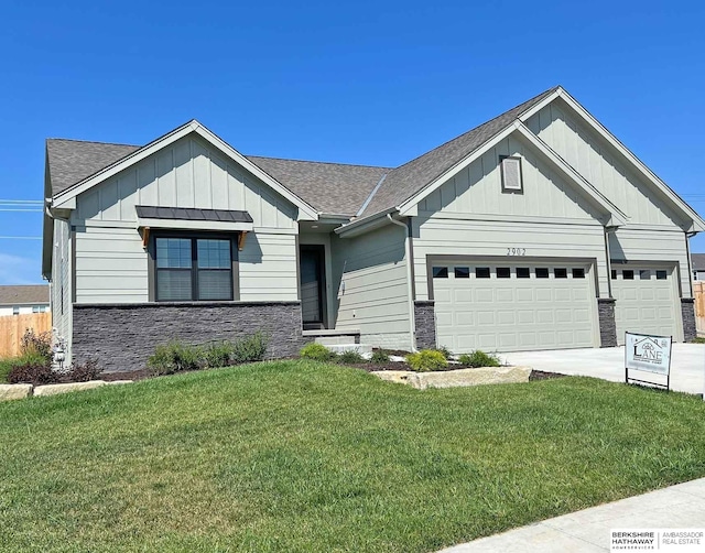 view of front of property featuring a front yard and a garage