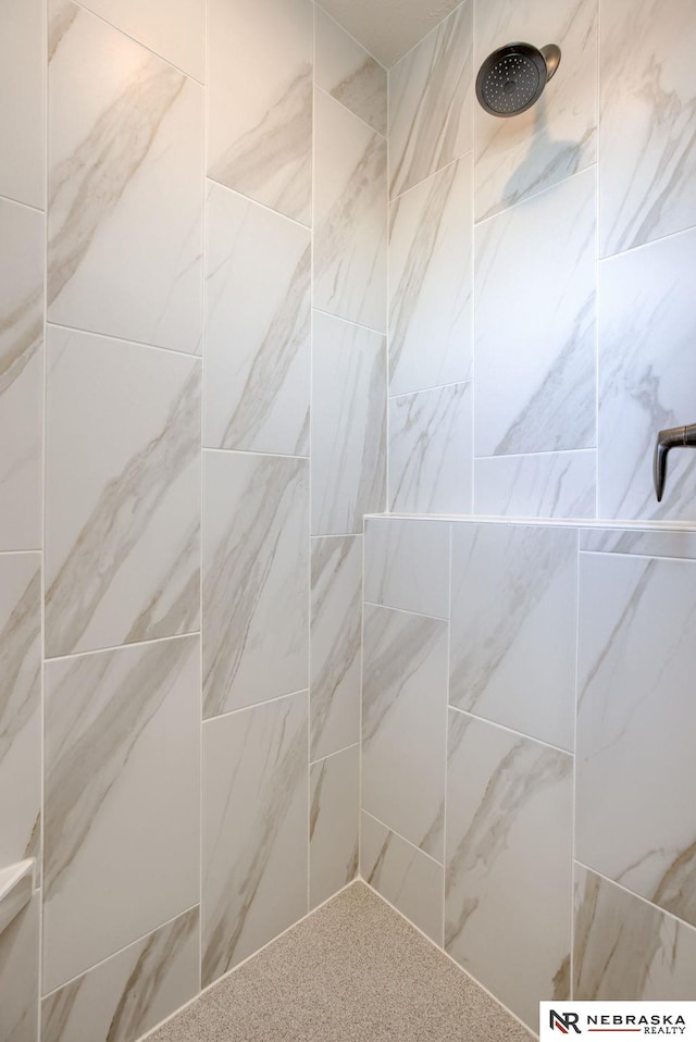 room details featuring a tile shower