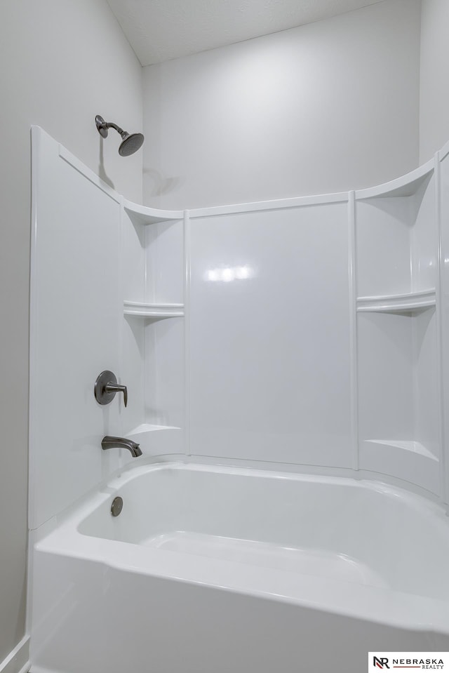 bathroom with tub / shower combination