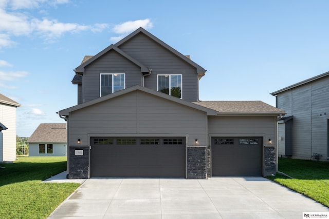 craftsman house featuring a front lawn